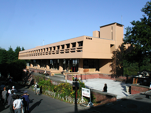 専修大学生田会館